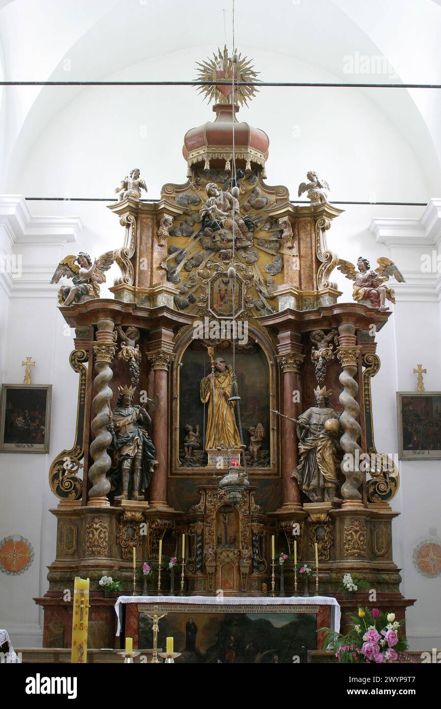 Altare maggiore nella chiesa Leonard di Noblac a Kotari, Croazia Foto Stock