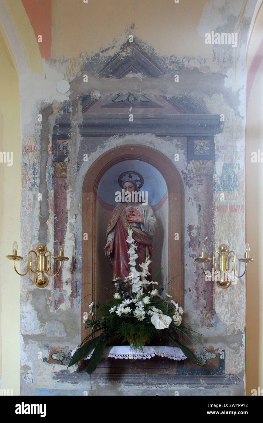 Altare del Sacro cuore di Gesù nella Chiesa di S.. Martin a Breznicki Hum, Croazia Foto Stock