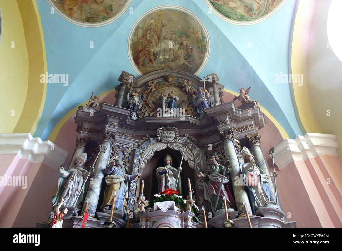 Altare maggiore nella chiesa parrocchiale di San Martino a Pisarovinska Jamnica, Croazia Foto Stock