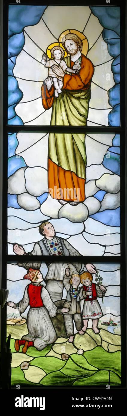 San Giuseppe, il santo patrono della Croazia, vetrata nella chiesa parrocchiale di Sant'Antonio da Padova a Lasinja, Croazia Foto Stock