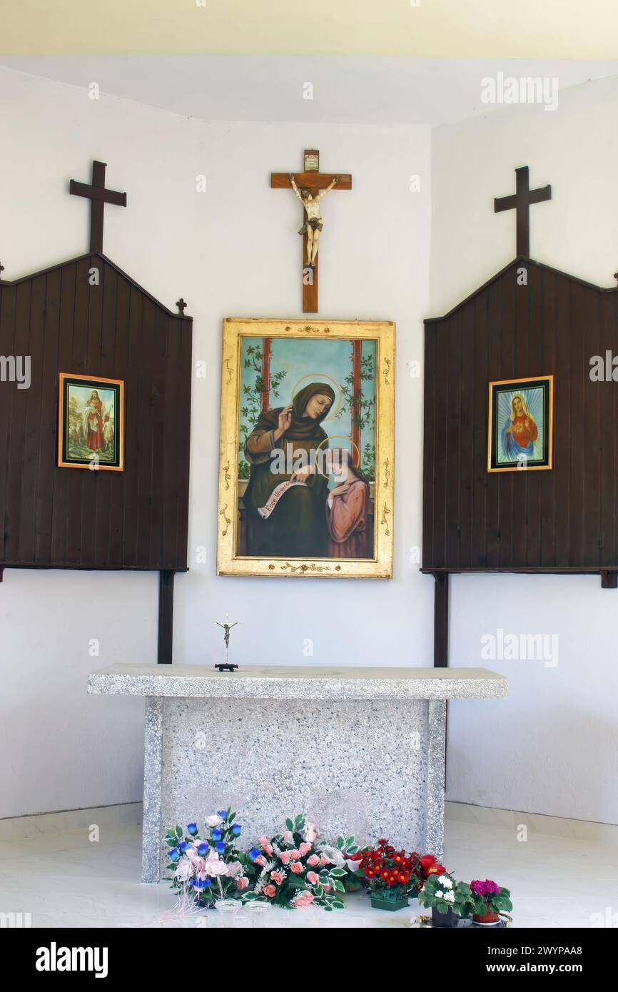 Altare nella cappella di Sant'Anna a Crna Draga, Croazia Foto Stock