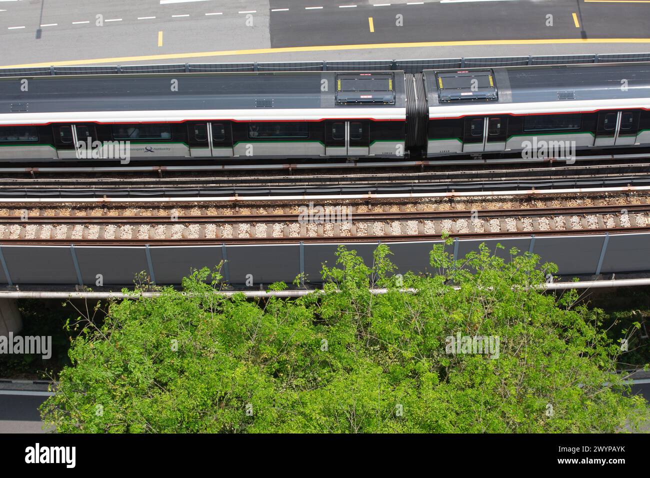 Vista aerea di un treno operativo in pista. Portare i passeggeri all'interno in modo sicuro verso la stazione designata successiva. Singapore. Foto Stock