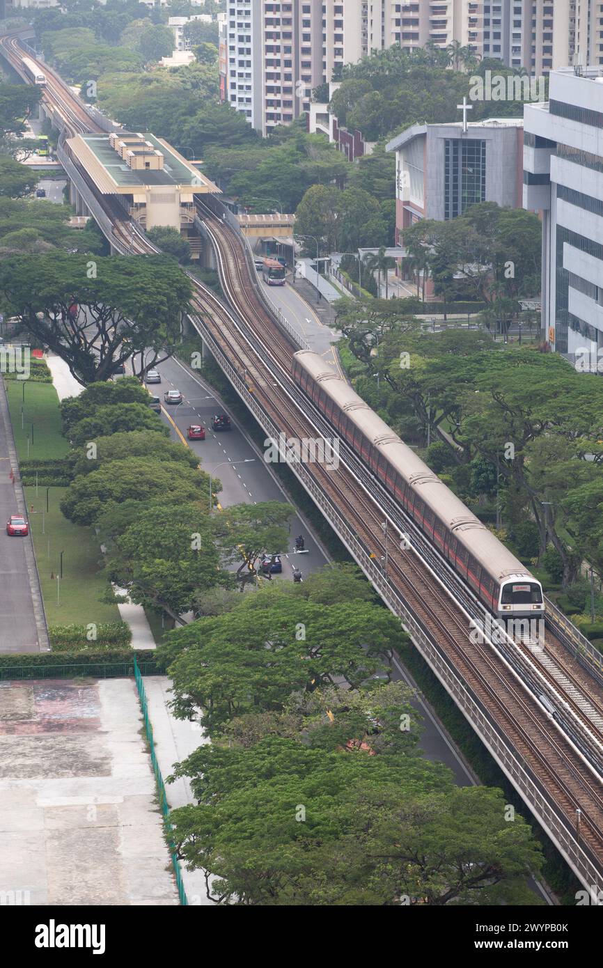Un modo efficiente per viaggiare intorno all'isola statale è la navetta con il treno pubblico per scoprire il dinamico paesaggio urbano. Singapore. Foto Stock