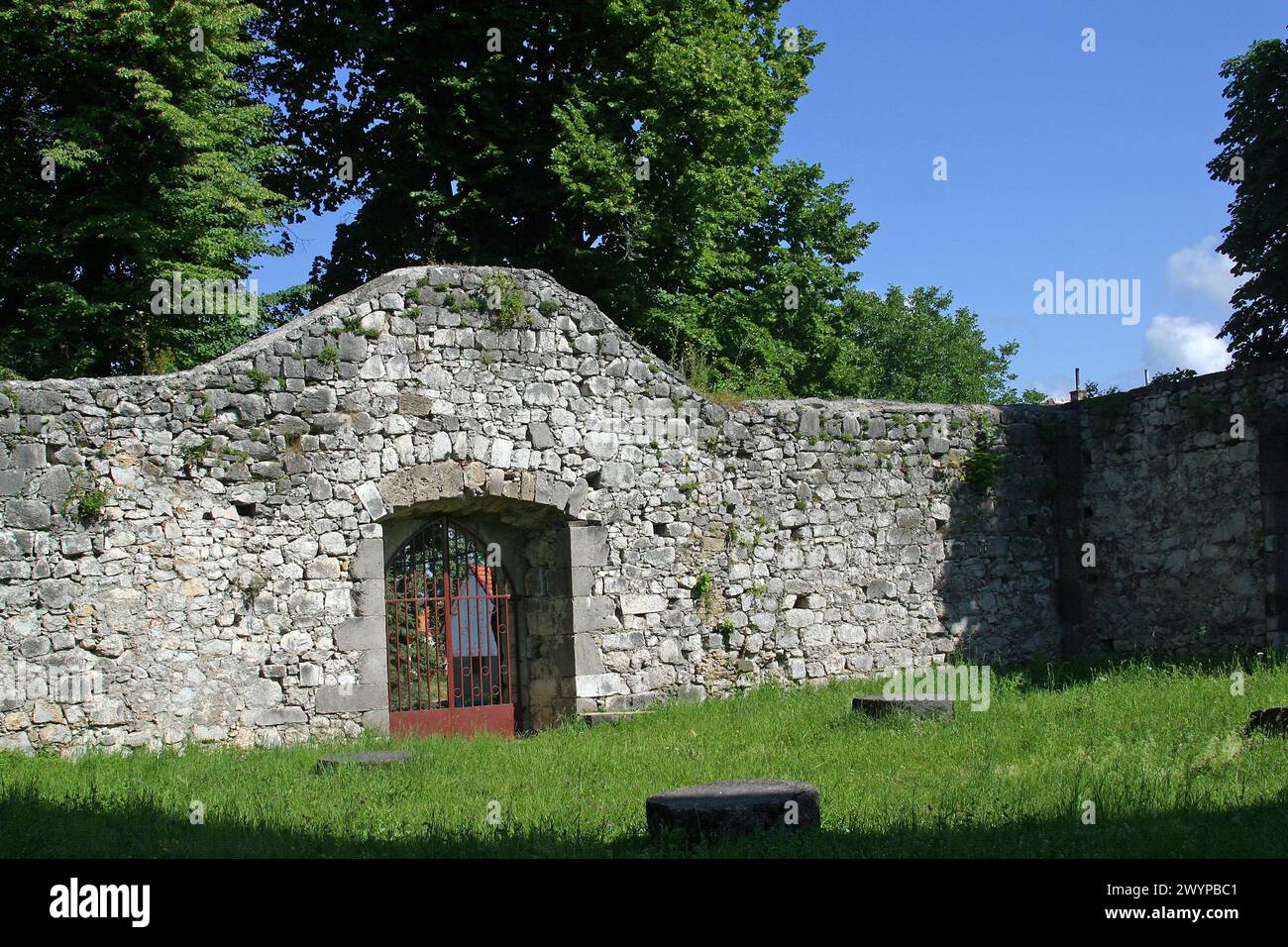Resti della vecchia chiesa di nostra Signora dei Miracoli a Ostarije, Croazia Foto Stock