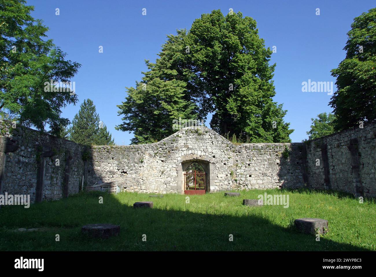 Resti della vecchia chiesa di nostra Signora dei Miracoli a Ostarije, Croazia Foto Stock