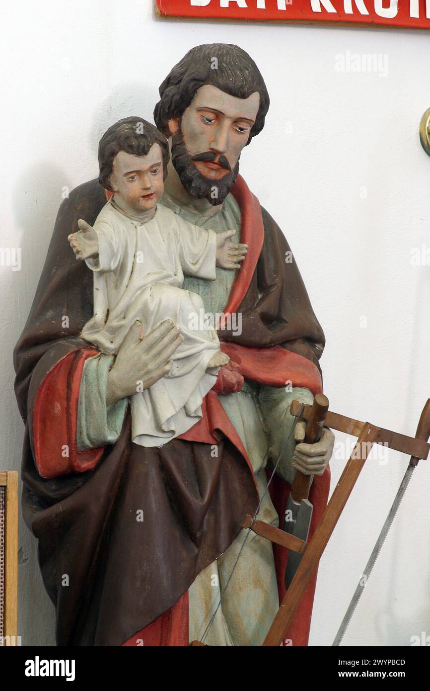 San Giuseppe, statua nella chiesa parrocchiale di nostra Signora dei Miracoli a Ostarije, Croazia Foto Stock