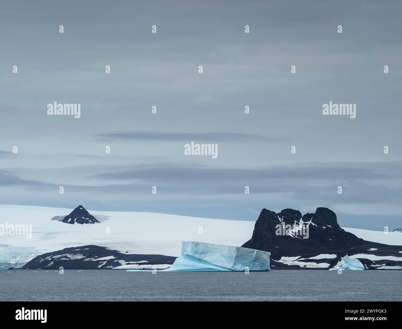 Yamana nunatak (Florence nunatak) (L) e Cerro Tres Hermanox (Three Brothers Hill) (R) a Potter Cove, King George Island, South Shetland Antartide Foto Stock