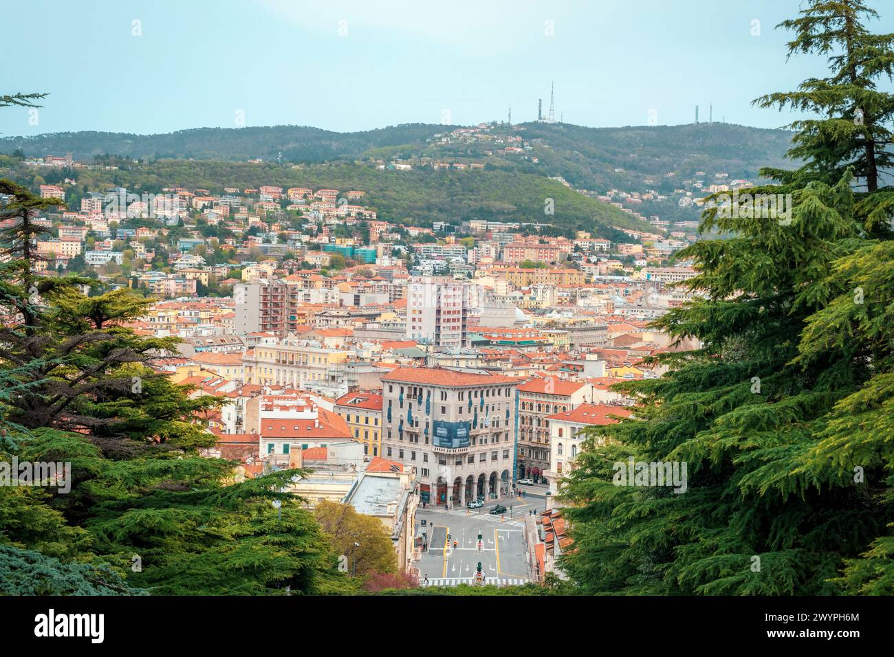 Vista dalla collina sulla splendida città di Trieste, Italia. Foto Stock