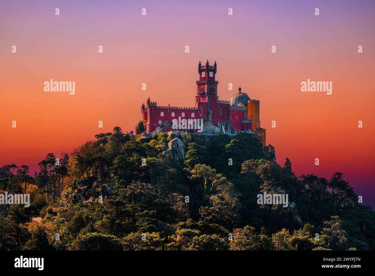 Palazzo Nazionale di pena a Sintra, Portogallo. Castello del XIX secolo sulla cima di una collina boscosa nei Monti Sintra. Foto Stock