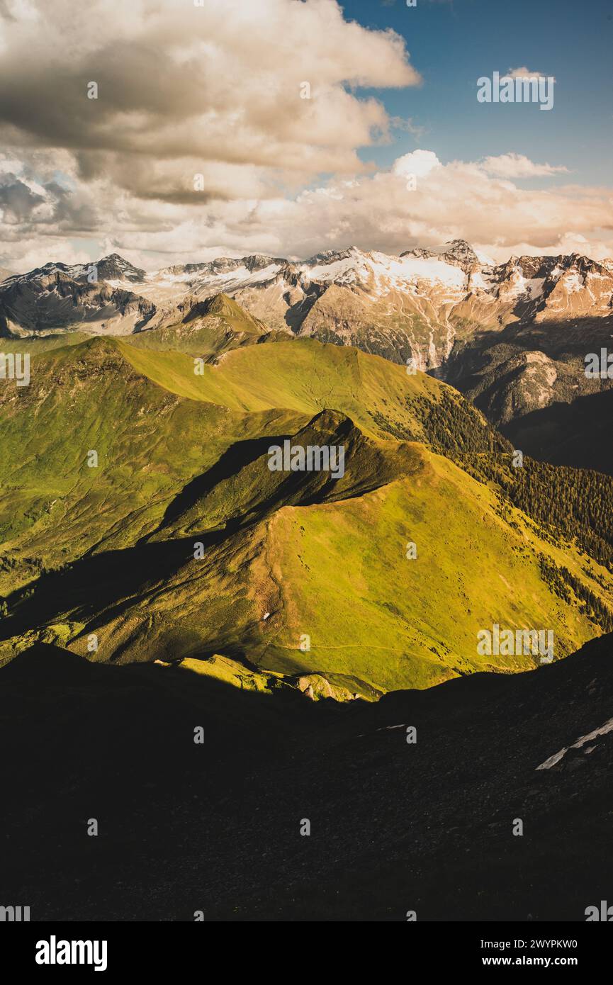 Wanderung auf den Gamskarkogel, dem höchsten Grasberg Europas, zwischen dem Gasteinertal und Großarltal im Sommer am 20.07.2020. Im Bild: Ausblick vom Gipfel Richtung Hohe Tauern // escursione al Gamskarkogel, la montagna erbosa più alta d'Europa, tra la Gasteinertal e Großarltal in estate il 20 luglio 2020. Nella foto: Vista dalla cima verso Hohe Tauern - 20200720 PD10804 credito: APA-PictureDesk/Alamy Live News Foto Stock