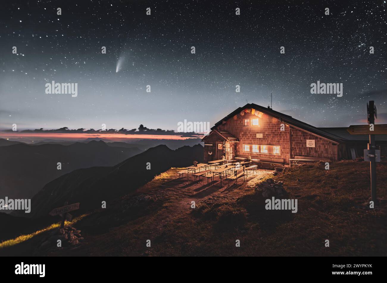 Wanderung auf den Gamskarkogel, dem höchsten Grasberg Europas, zwischen dem Gasteinertal und Großarltal im Sommer am 20.07.2020. Im Bild: Der Komet NEOWISE über der Gamskarkogelhütte // escursione al Gamskarkogel, la montagna erbosa più alta d'Europa, tra Gasteinertal e Großarltal in estate il 20 luglio 2020. Nella foto: La cometa NEOWISE sopra la Gamskarkogelhütte - 20200720 PD10811 credito: APA-PictureDesk/Alamy Live News Foto Stock