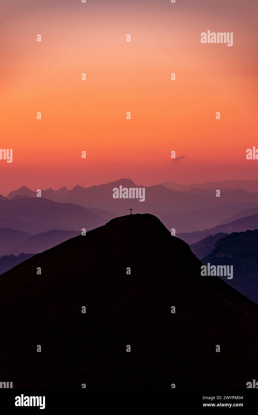 Wanderung auf den Gamskarkogel, dem höchsten Grasberg Europas, zwischen dem Gasteinertal und Großarltal im Sommer am 20.07.2020. Im Bild: Ausblick und Sonnenuntergang vom Gipfel. // escursione al Gamskarkogel, la montagna più alta d'Europa, tra Gasteinertal e Großarltal in estate il 20 luglio 2020. Nella foto: Vista e tramonto dalla cima. - 20200720 PD10814 credito: APA-PictureDesk/Alamy Live News Foto Stock