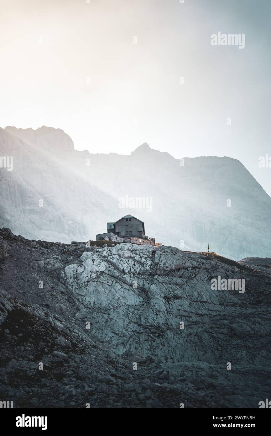 Wanderung den Gosauseen zur Adamekhütte am Fuße des Dachsteinstein ingletscher, Oberösterreich, Österreich. Im Bild: Die Adamekhütte AM 08.08.2020. // escursione attraverso il Gosauseen fino al Adamekhütte ai piedi del ghiacciaio Dachsteinstein, alta Austria, Austria. Nella foto: Il Adamekhütte 8 agosto 2020. - 20200809_PD11023 credito: APA-PictureDesk/Alamy Live News Foto Stock