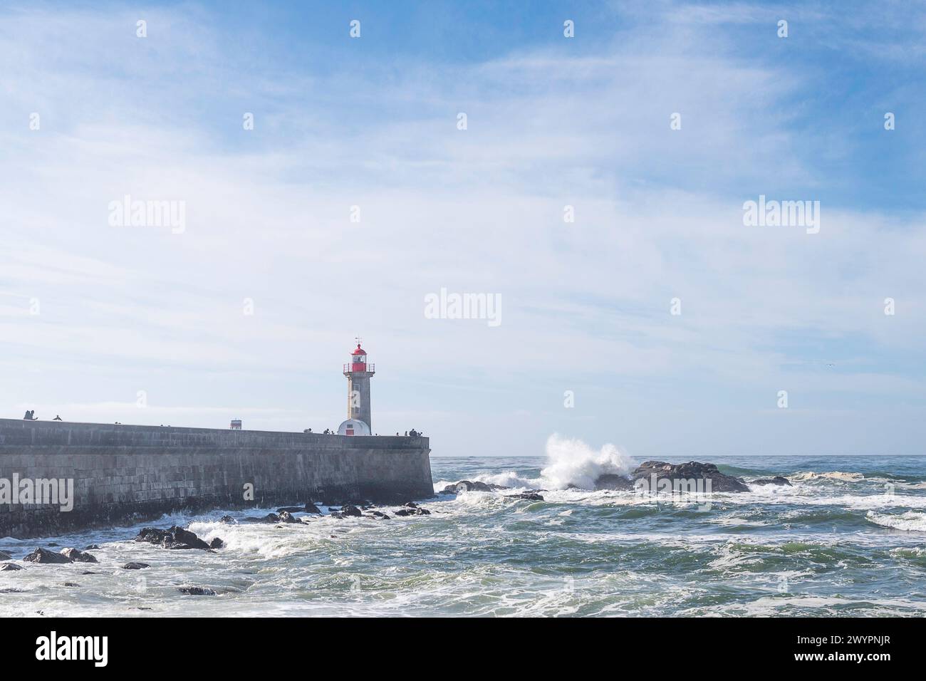 Il Faro di Felgueiras alla foce del fiume Douro a Foz do Douro vicino a Porto, in una giornata di sole Foto Stock