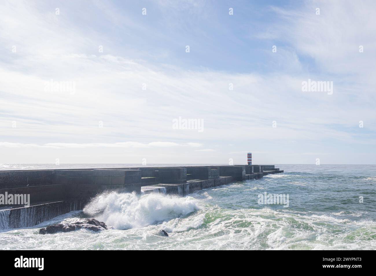 Il frangiflutti, a Foz do Douro, vicino a Porto, in Portogallo, in una luminosa e soleggiata giornata primaverile. Foto Stock