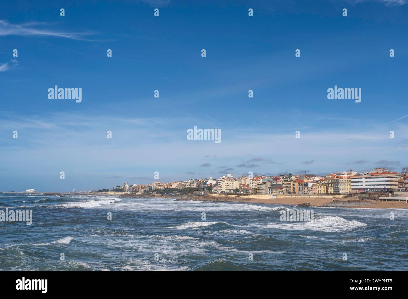 Vista sulla spiaggia della costa atlantica, verso la città di Foz do Douro, vicino a Porto, in Portogallo, in una giornata luminosa e soleggiata Foto Stock