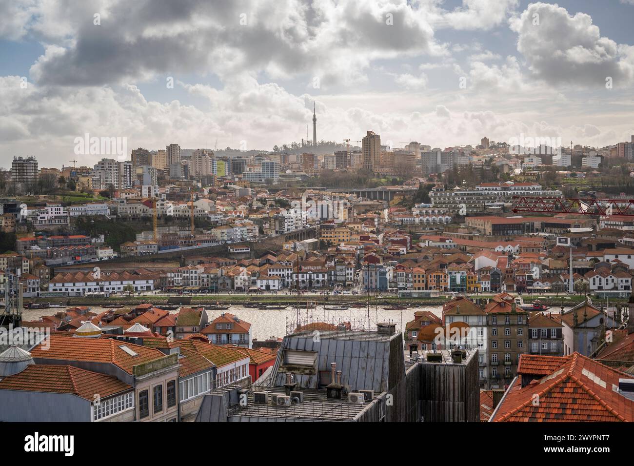 Vista di Vila Nova de Gaia - città e municipalità nel quartiere di Porto. Si trova a sud della città di Porto, sull'altro lato del fiume Douro. Foto Stock