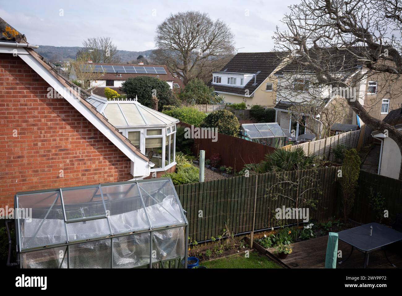 I giardini posteriori di proprietà residenziali su una tenuta residenziale a Nailsea, nel Somerset settentrionale, il 31 marzo 2024, a Nailsea, Inghilterra. Foto Stock