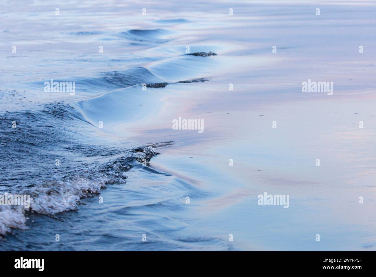 Astratto pittorico di una scia di una barca sul fiume Kavango al crepuscolo Foto Stock