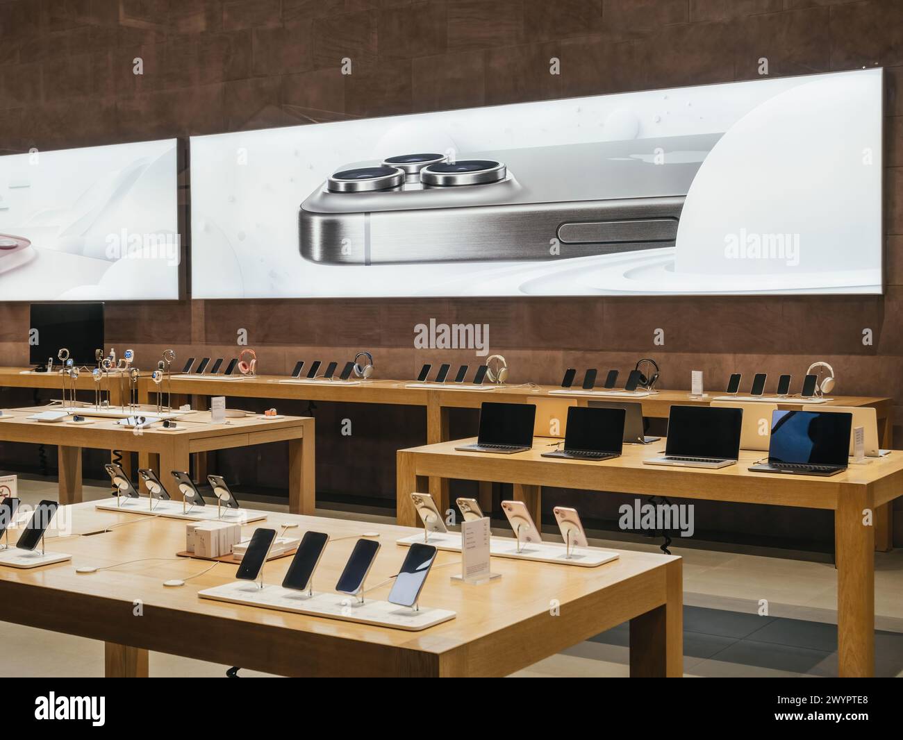 Parigi, Francia - 20 marzo 2024: Un Apple Store presenta una gamma di prodotti, tra cui computer portatili e iPhone MacBook Pro, con un'esposizione di spicco del grande smartphone Titanium iPhone 15 Pro, che invita i passanti ad ammirare Foto Stock