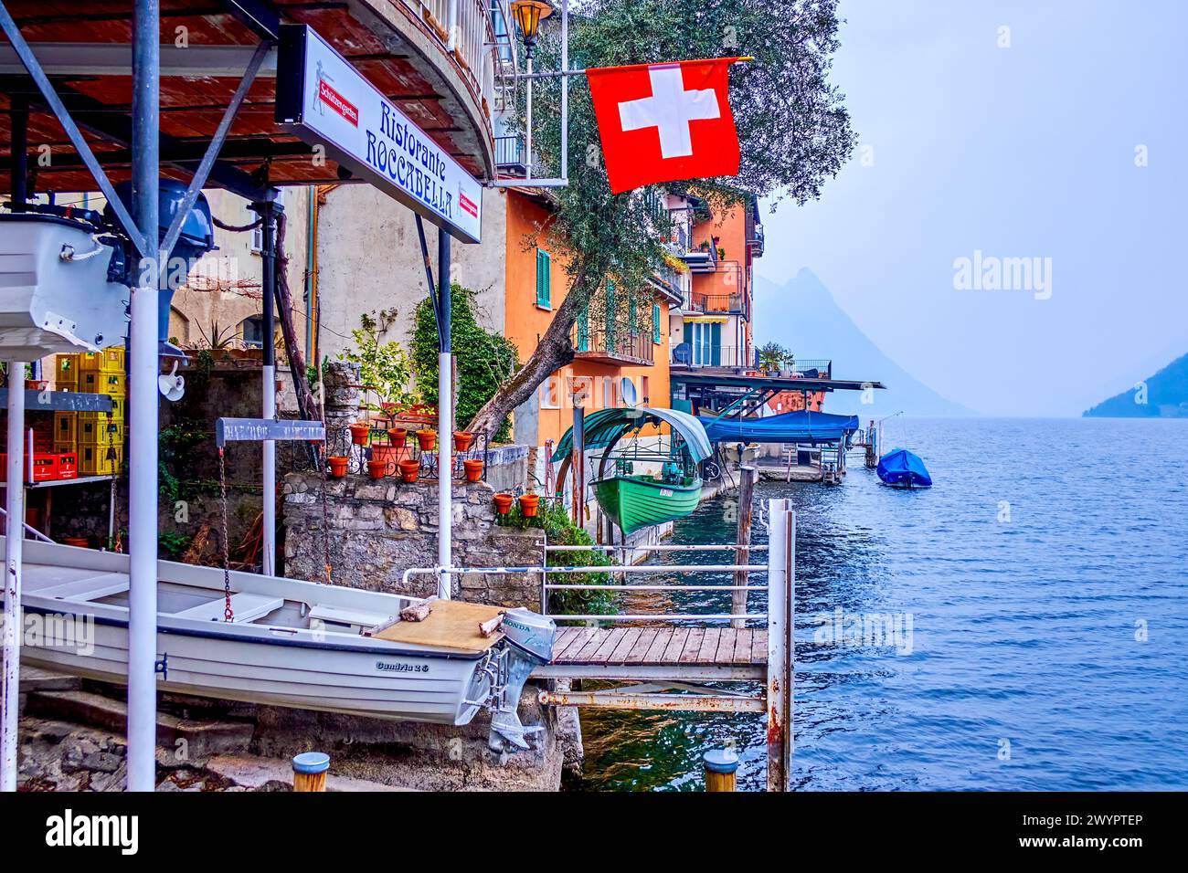 GANDRIA, SVIZZERA - 17 MARZO 2022: Balcone panoramico con vista sul lago del ristorante Roccabella, dotato di ascensore interno, il 17 marzo a Gandria, Foto Stock