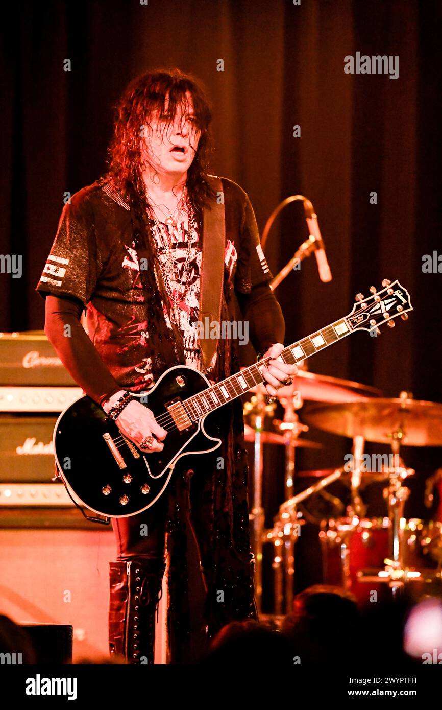 7 aprile 2024, Corona, CA, USA: Tom Keifer voce / chitarra per Keifer Band fa tappa alla Coach House di San Juan Capistrano CA il 7 aprile 2024 nel loro Live Loud Tour. Tom Keifer rimane una figura resiliente e rilevante nel mondo della roccia attraverso una costante reimmaginazione e rinnovamento. La sua storia inizia come cantautore, chitarrista e frontman dei pesi massimi dell'hard rock Cenerentola. La sua voce e la sua chitarra, e il bluesy, no-BS arena-shaking songwriting, sono stati parte integrante nel movimento di 15 milioni di dischi in tutto il mondo. (Immagine di credito: © Dave Safley/ZUMA Press Wire) SOLO PER USO EDITORIALE! Non per C. Foto Stock