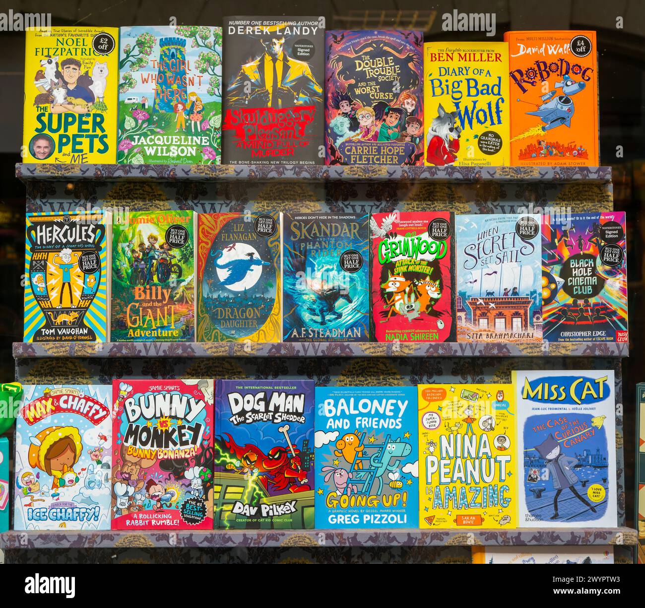 Esposizione di libri per bambini nella vetrina della libreria Waterstones, Ipswich, Suffolk, Inghilterra, Regno Unito Foto Stock