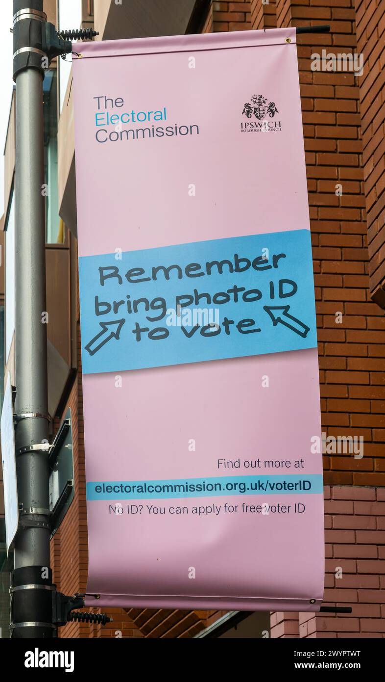 Striscione della commissione elettorale sulla necessità di un documento di identità con foto per votare, Ipswich Borough Council, Ipswich, Suffolk, Inghilterra, REGNO UNITO Foto Stock