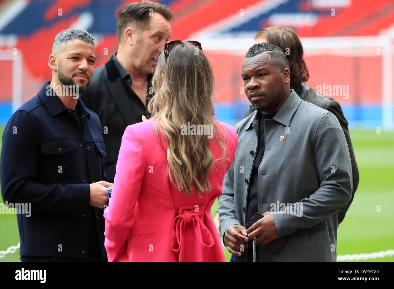 Londra, Regno Unito. 7 aprile 2024. I presentatori televisivi (L-R) Jobi McAnuff, Pien Muelenstein e l'ex giocatore del Peterborough United Aaron McLean hanno visto prima del calcio d'inizio durante la finale dell'EFL Trophy tra Peterborough United e Wycombe Wanderers al Wembley Stadium, Londra, Inghilterra, il 7 aprile 2024. Foto di Carlton Myrie. Solo per uso editoriale, licenza richiesta per uso commerciale. Non utilizzare in scommesse, giochi o pubblicazioni di singoli club/campionato/giocatori. Crediti: UK Sports Pics Ltd/Alamy Live News Foto Stock