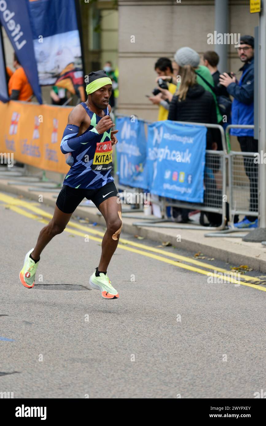 Shura KITATA, concorrente d'élite etiope maschile, 2021 London Marathon, Canary Wharf estate, East London, Regno Unito Foto Stock