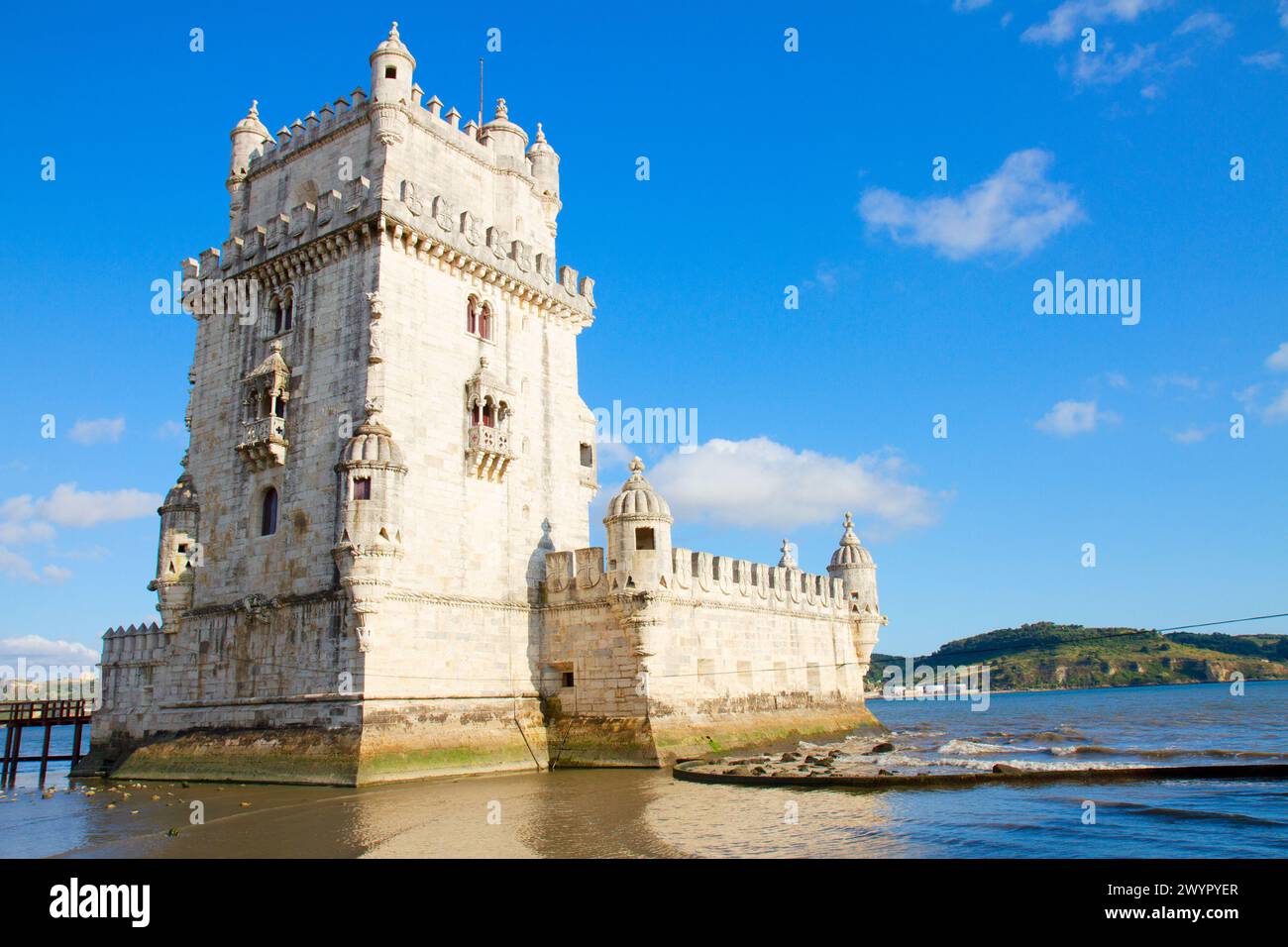 Vista della Torre di Belem in giornata di sole, famoso punto di riferimento di Lisbona, Portogallo Foto Stock
