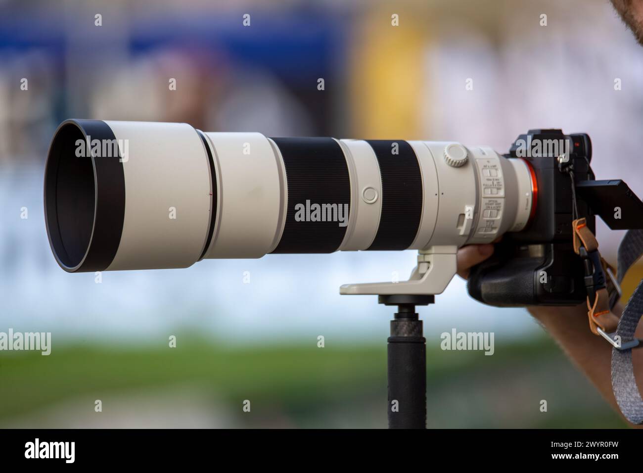 Symbol Image fotografo sportivo, fotografia sportiva: Primo piano di un teleobiettivo di grandi dimensioni in uno stadio di calcio Foto Stock