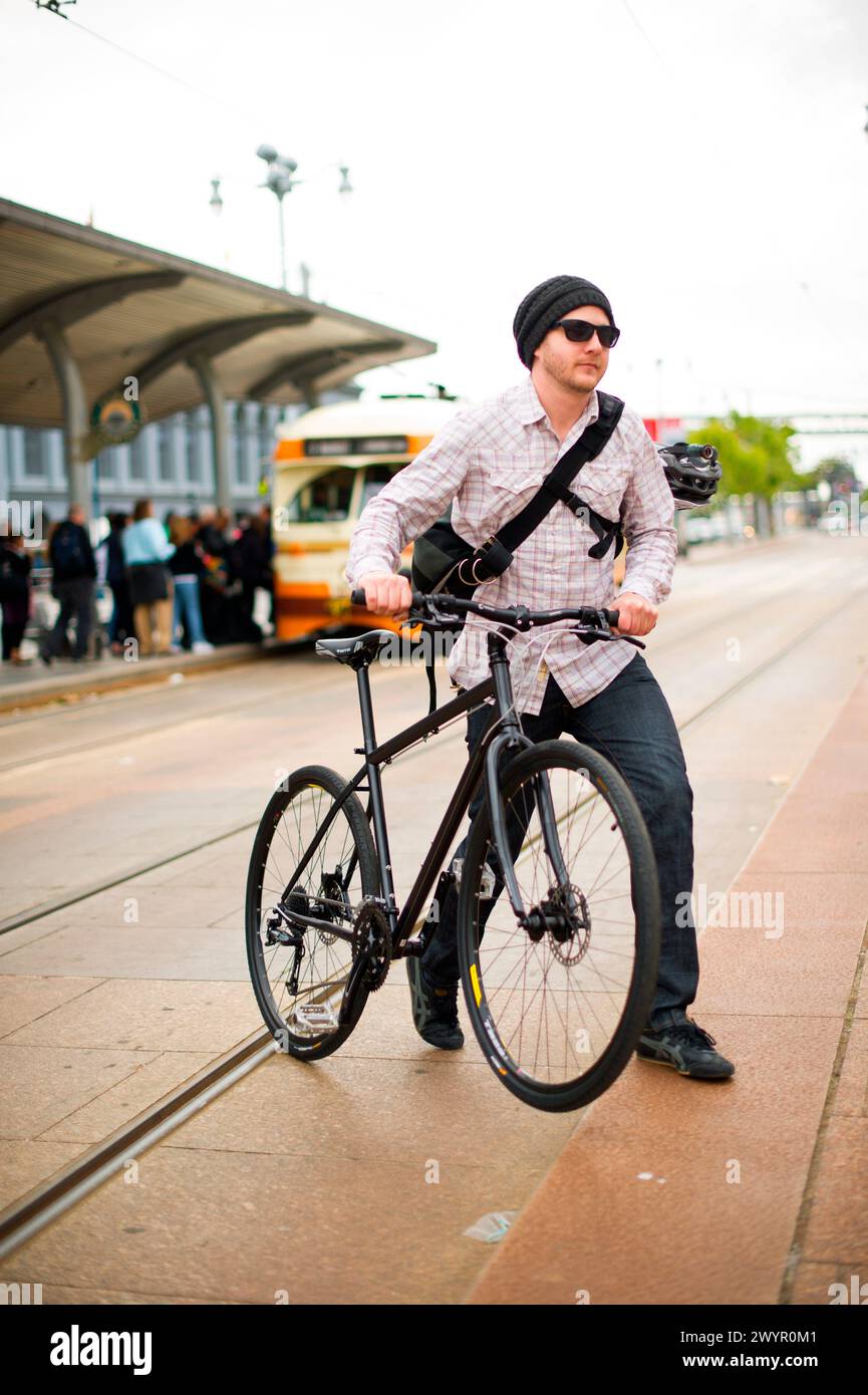 Uomo in bicicletta, San Francisco, California. Foto Stock
