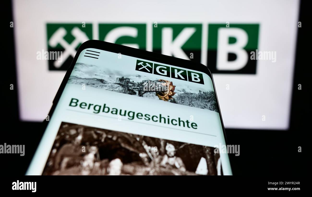 Telefono cellulare con pagina web dell'azienda austriaca GKB Bergbau GmbH davanti al logo. Mettere a fuoco in alto a sinistra sul display del telefono. Foto Stock