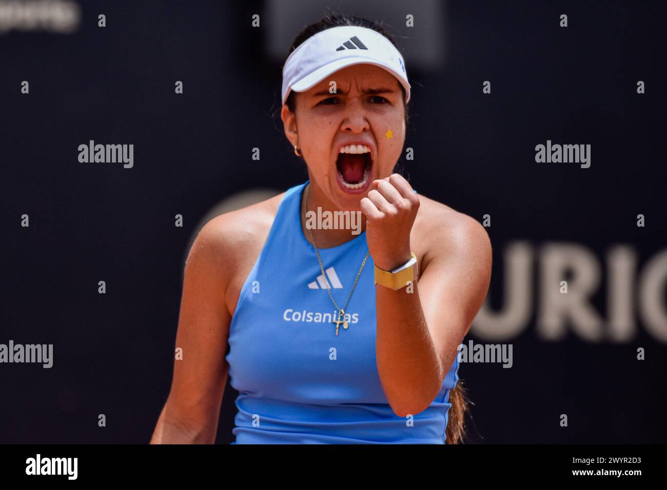 Bogotà, Colombia. 7 aprile 2024. La colombiana Camila Osorio gioca durante la finale WTA 250 - Colsanitas tra Camila Osorio e Marie Bouzkova il 7 aprile 2024. Foto di: Cristian Bayona/Long Visual Press credito: Long Visual Press/Alamy Live News Foto Stock