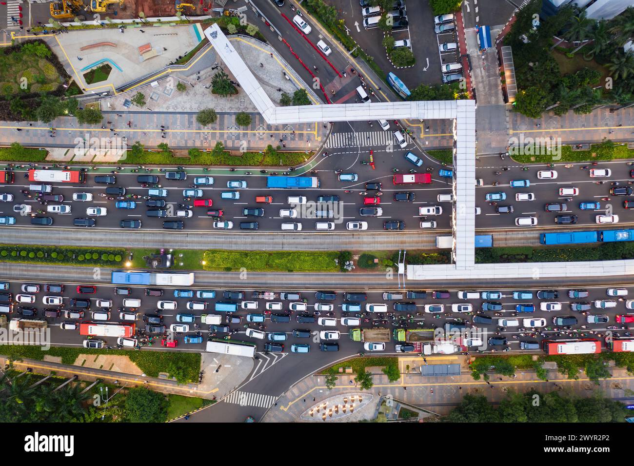 Giacarta, Indonesia: Vista dall'alto di un ingorgo lungo la strada principale di Giacarta nel quartiere finanziario della capitale dell'Indonesia Foto Stock