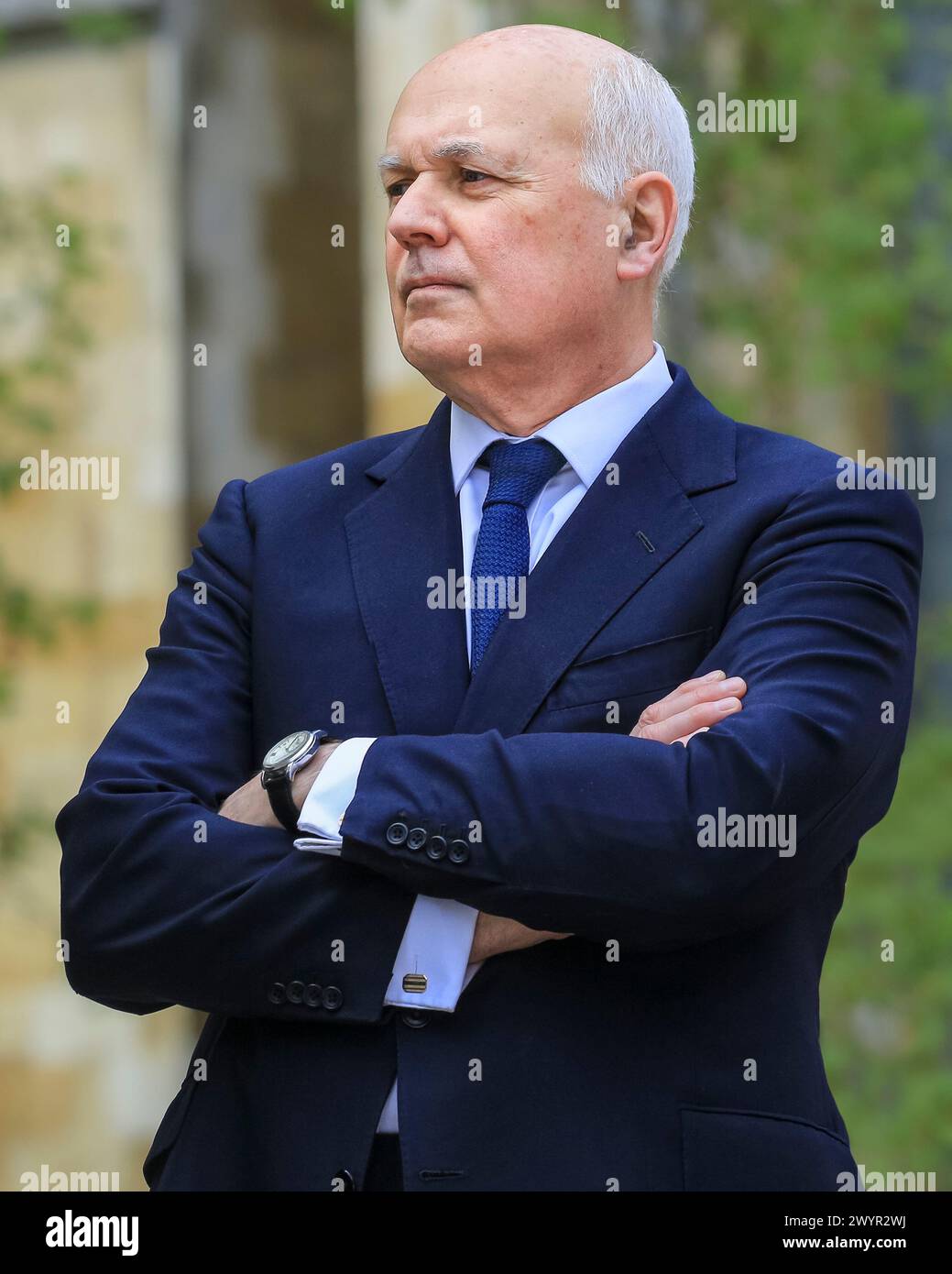 Sir Iain Duncan Smith, Partito Conservatore, si alza le braccia incrociate, ascoltando, Westminster, REGNO UNITO Foto Stock