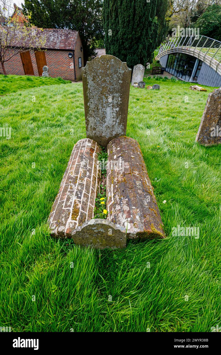 Rare tombe a botte di mattoni nel cimitero della chiesa di St Mary a Chiddingfold, un villaggio nel Surrey, nel sud-est dell'Inghilterra Foto Stock