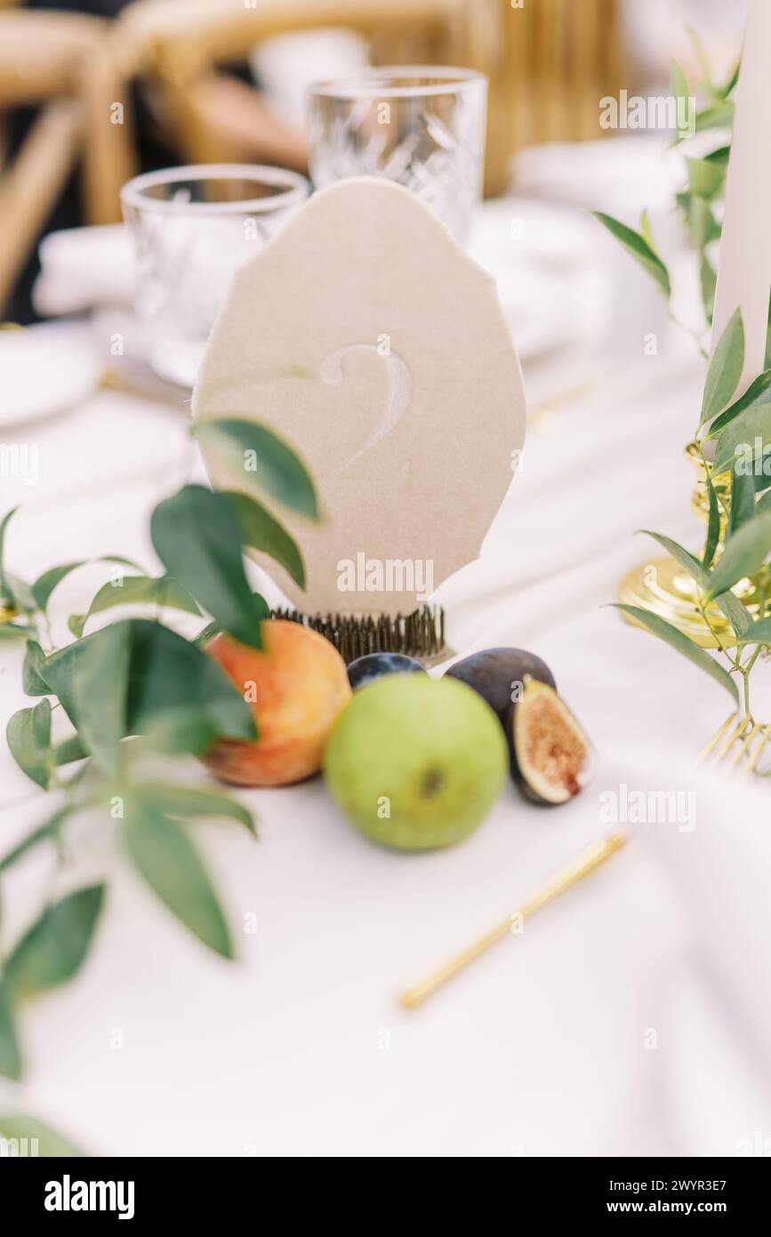 Numero di tavolo da nozze chic con accenti di frutta Foto Stock