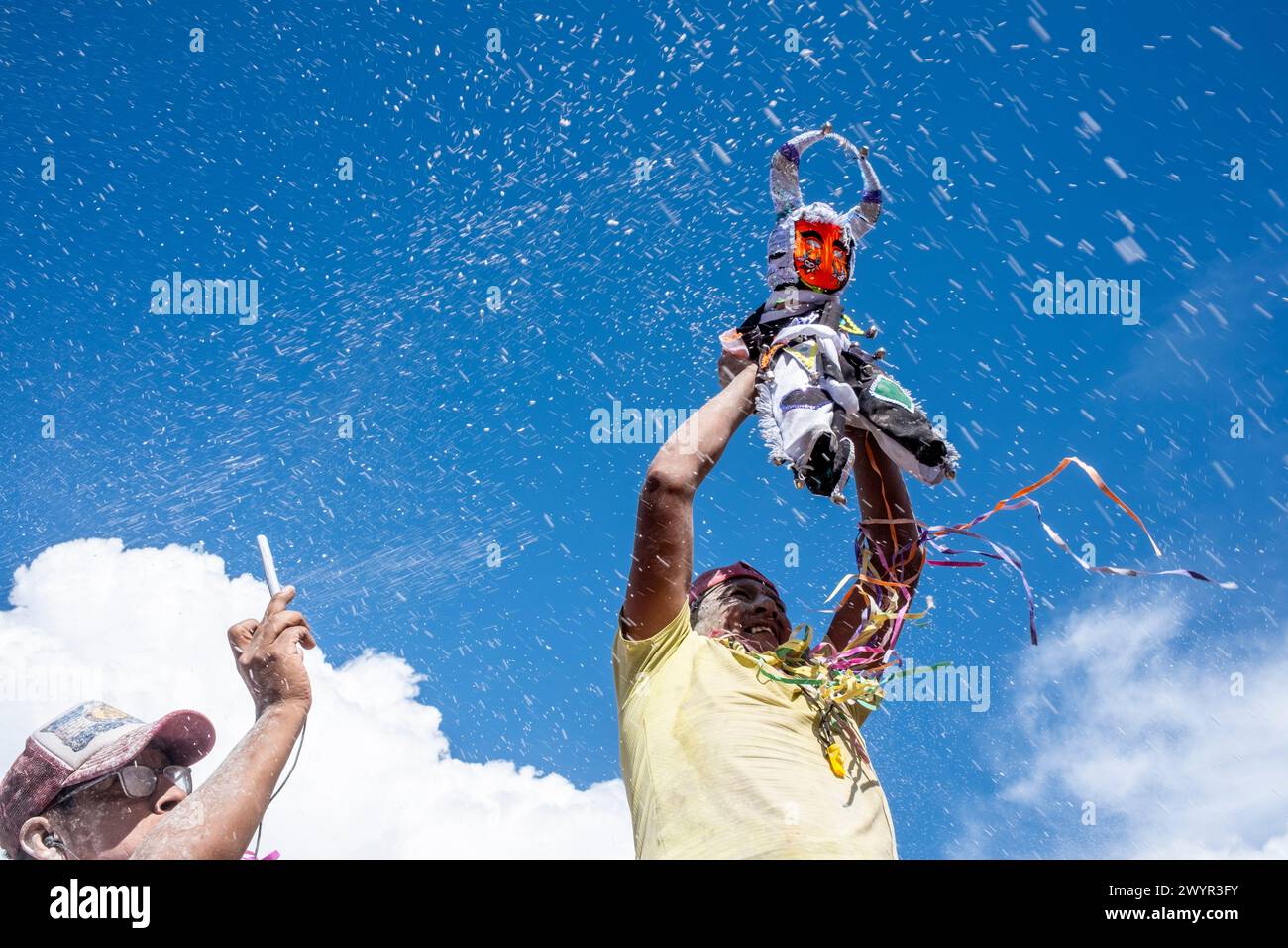 Un Devil Effigy noto come PU Jillay è sfilato ad Un Mojon per glorificare madre Terra durante il Carnevale annuale a Maimara, provincia di Jujuy, Argentina Foto Stock