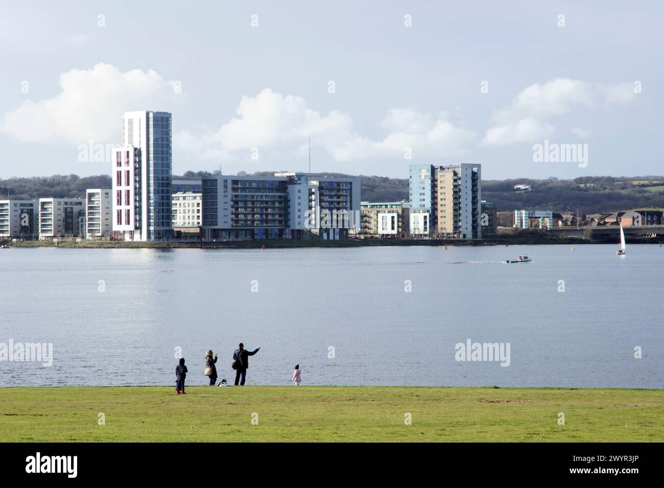 Cardiff Bay, “The Bay”, è un lago d’acqua dolce formato quando la baia di Cardiff fu costruita sull’estuario delle maree dei fiumi Taff e Ely Foto Stock