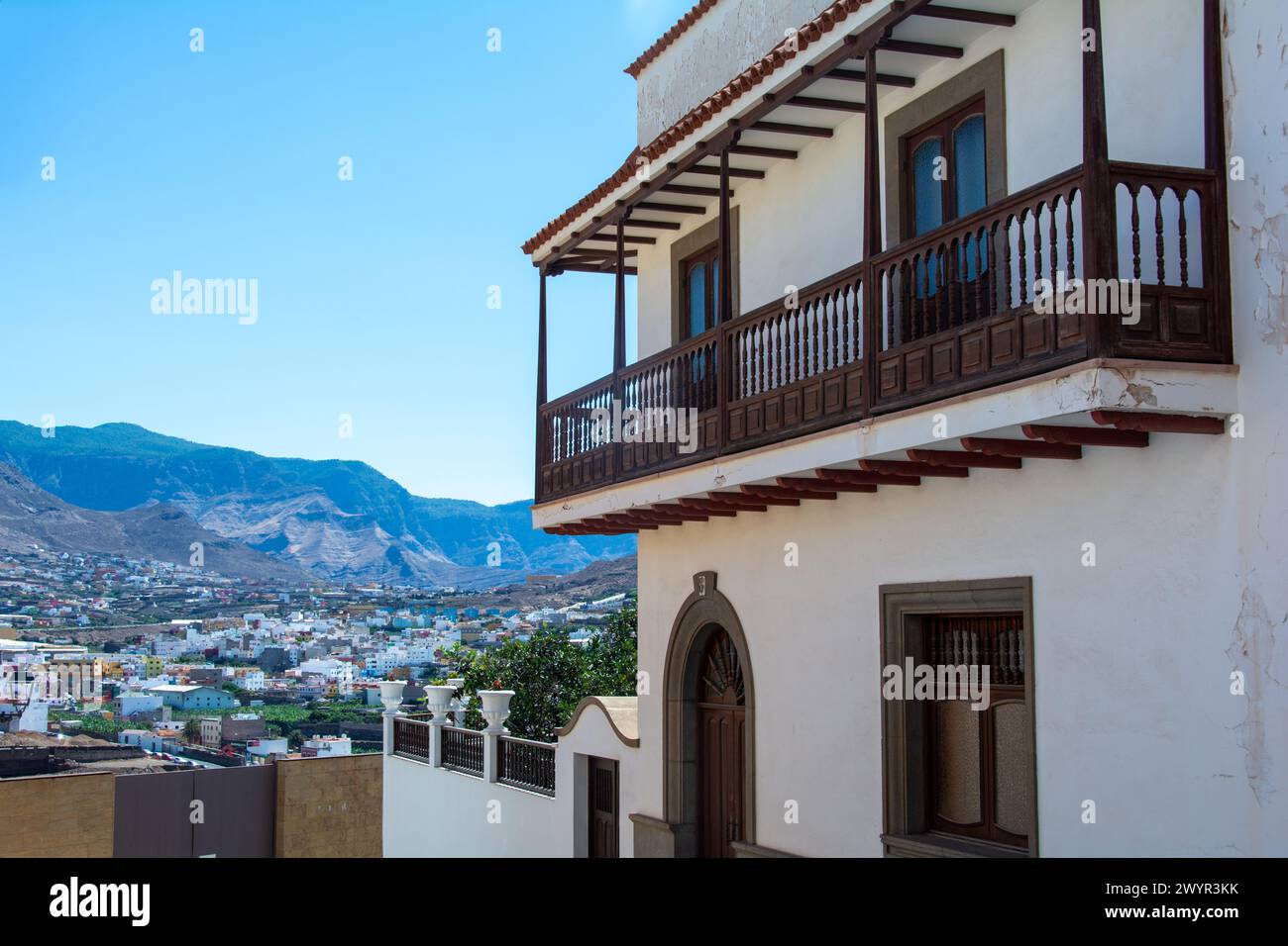 Vecchia casa con balcone che si affaccia sulla città vecchia di Galdar e sulle montagne in Spagna sull'isola Canaria di Gran Canaria Foto Stock