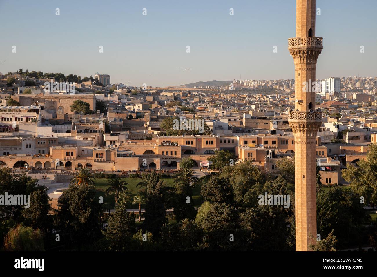 Sanliurfa, Turchia - 09-15-2023: Veduta del minareto della moschea con la città vecchia di Sanliurfa Foto Stock