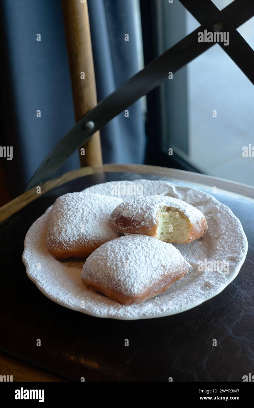 Un piatto di barbabietole ricoperte di zucchero accanto a una finestra Foto Stock