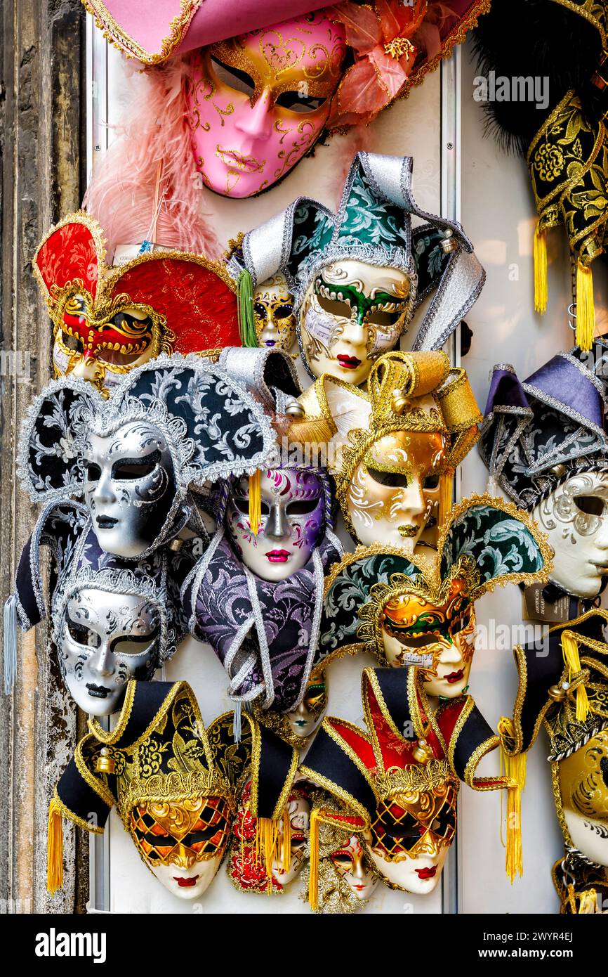 Tradizionali maschere di carnevale in mostra in un negozio in vendita come souvenir turistici tipici in un negozio nella zona di Castello di Venezia Foto Stock