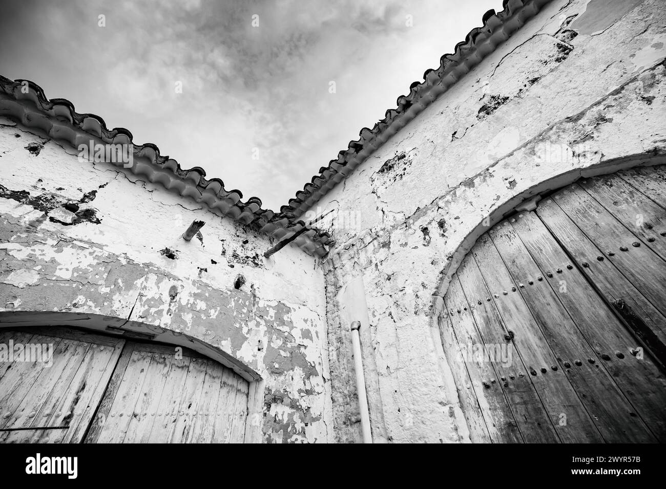 Due porte di una casa abbandonata a Carrizosa Foto Stock