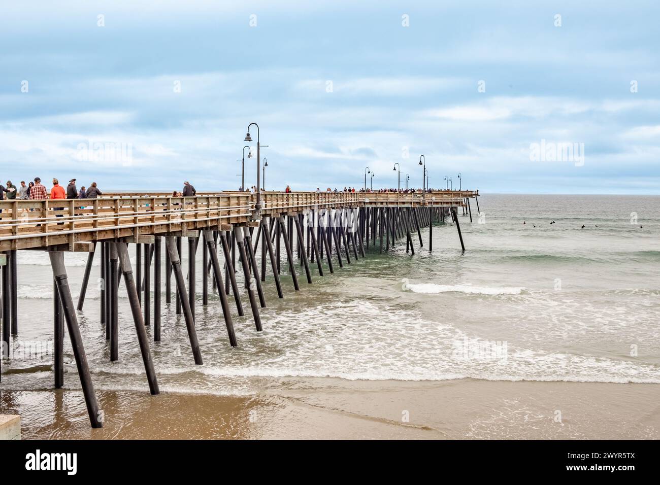 Pismo Beach, USA - 20 aprile 2019: Vecchio molo panoramico in legno a Pismo Beach in California, USA. Foto Stock