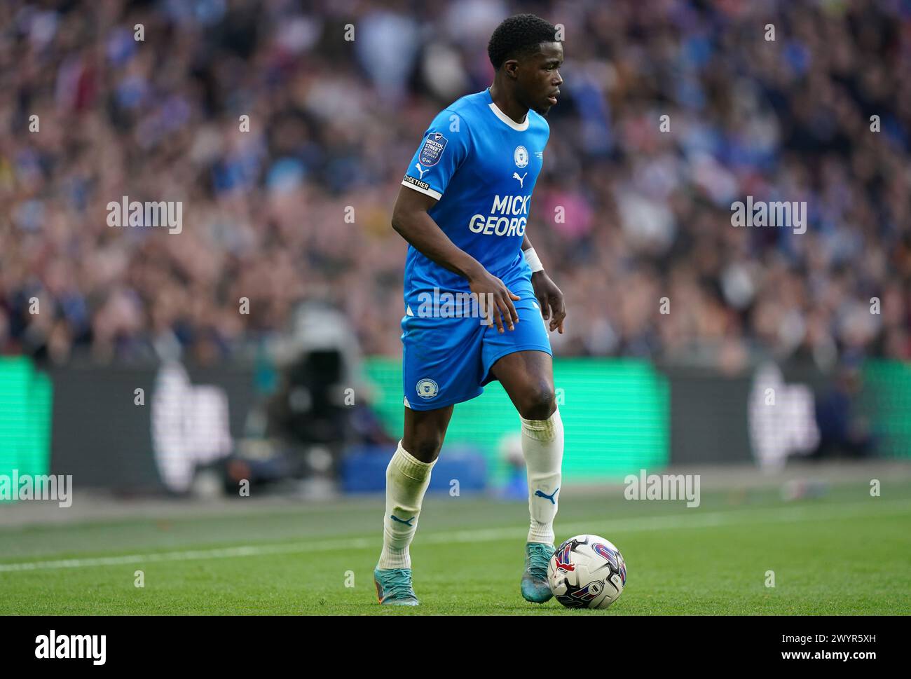 LONDRA, INGHILTERRA - 7 APRILE: Kwame Poku di Peterborough United durante la finale del Bristol Street Motors Trophy tra Peterborough United e Wycombe Wanderers al Wembley Stadium il 7 aprile 2024 a Londra, Inghilterra. (Foto di Dylan Hepworth/MB Media) Foto Stock