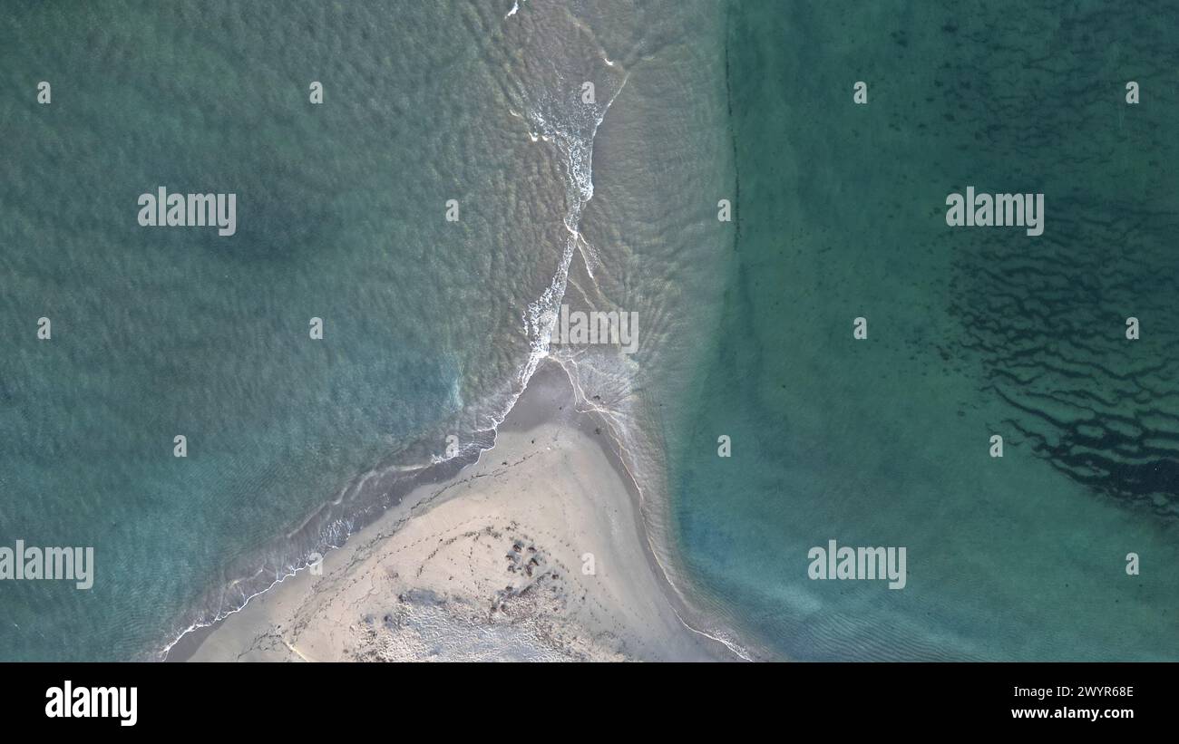 Vista aerea delle onde che si infrangono su una spiaggia sabbiosa Foto Stock