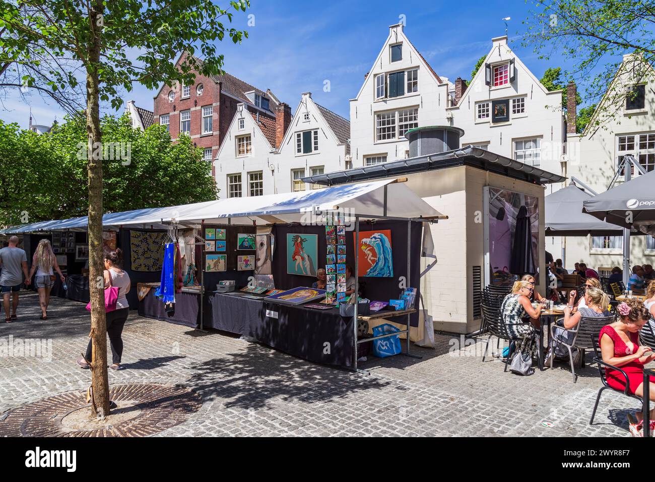 Mercato d'arte domenicale sugli Spui, dove artisti locali vendono opere in varie discipline ad Amsterdam. Foto Stock